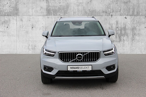 Volvo XC40 2 of 29