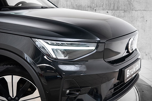 Volvo XC40 2 of 30
