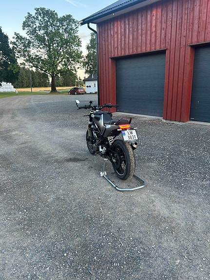 Husqvarna Svartpilen 401 3 of 12