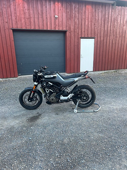 Husqvarna Svartpilen 401 2 of 12