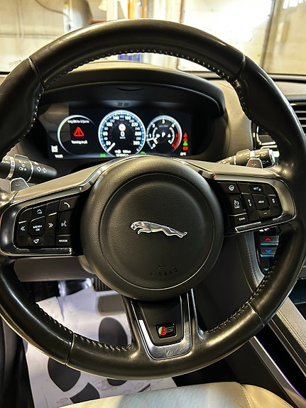 Jaguar F-PACE 12 of 18
