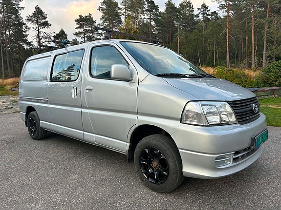 Toyota HiAce 2 of 30