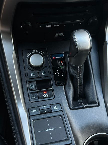 Lexus NX300h 18 of 30