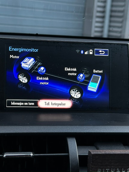 Lexus NX300h 28 of 30