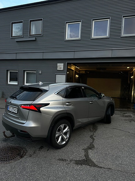 Lexus NX300h 8 of 30