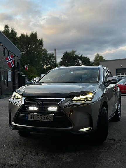 Lexus NX300h 7 of 30