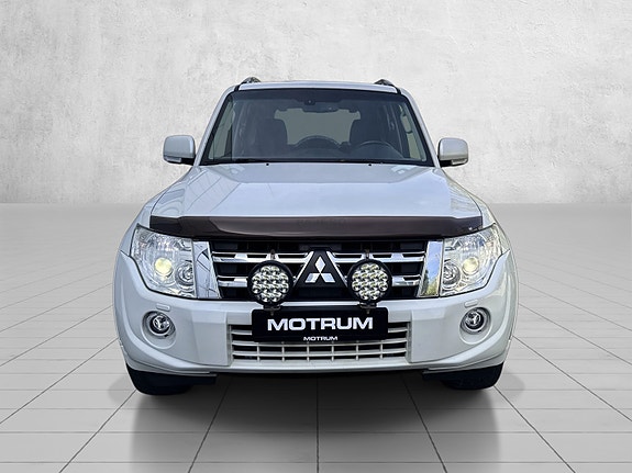 Mitsubishi Pajero 2 of 19