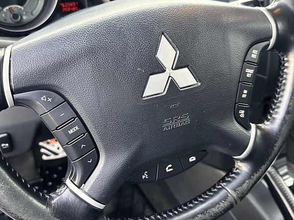 Mitsubishi Pajero 12 of 19