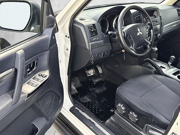 Mitsubishi Pajero 9 of 19