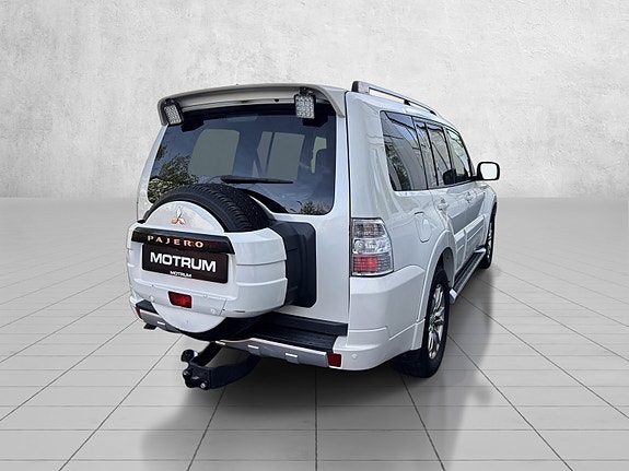 Mitsubishi Pajero 4 of 19