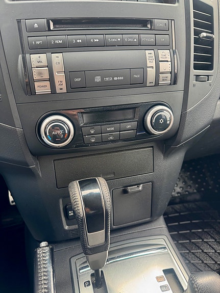 Mitsubishi Pajero 16 of 19