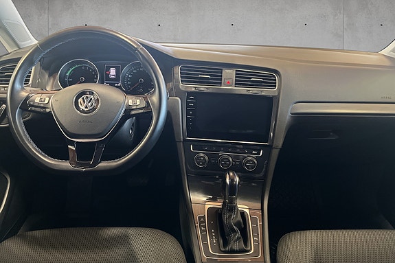 Volkswagen e-Golf VII 11 of 24