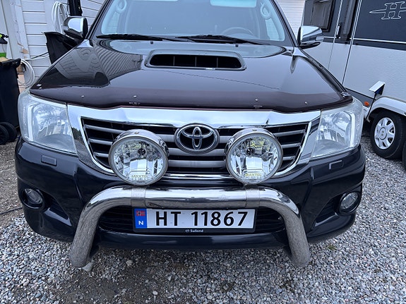 Toyota HiLux 2 of 22