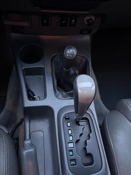 Toyota HiLux 14 of 22