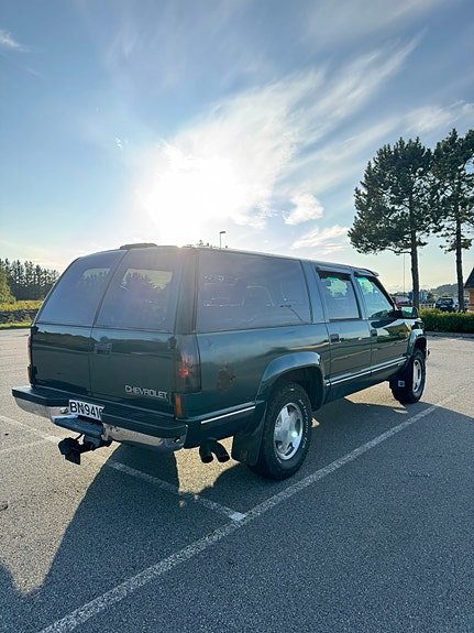 Chevrolet Suburban 5 of 21