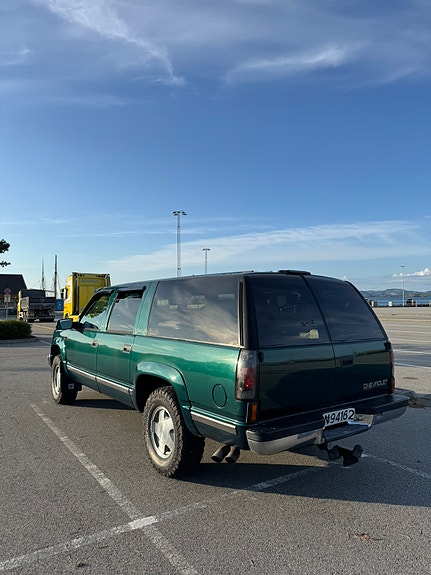 Chevrolet Suburban 7 of 21