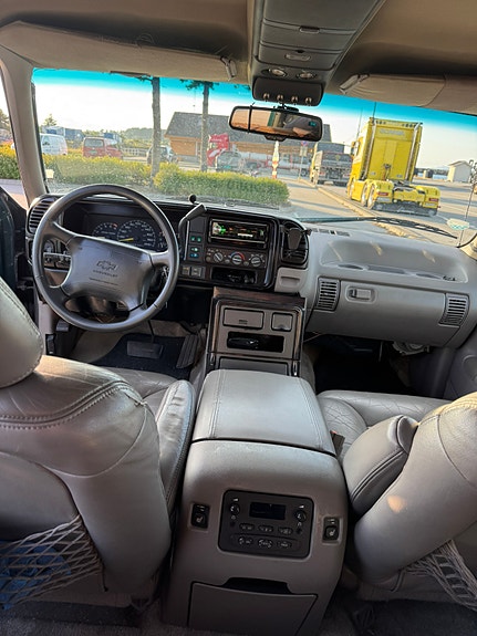 Chevrolet Suburban 15 of 21