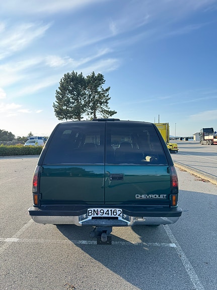 Chevrolet Suburban 6 of 21