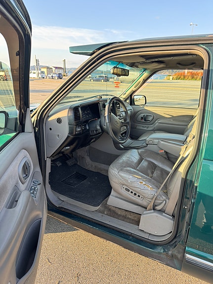 Chevrolet Suburban 13 of 21