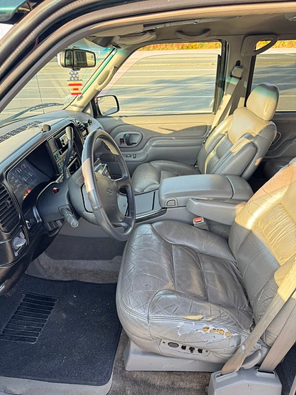 Chevrolet Suburban 14 of 21
