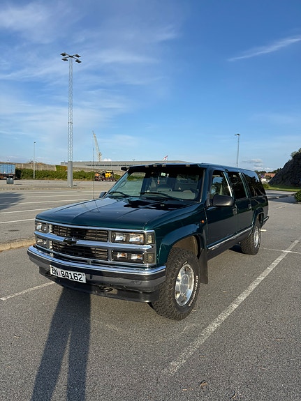 Chevrolet Suburban 2 of 21