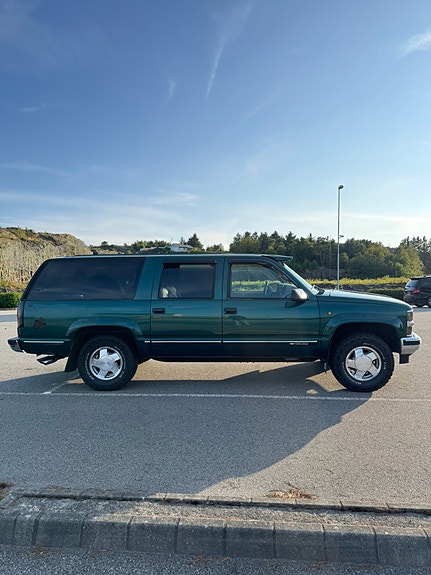 Chevrolet Suburban 4 of 21