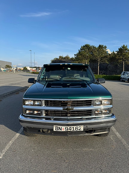 Chevrolet Suburban 3 of 21