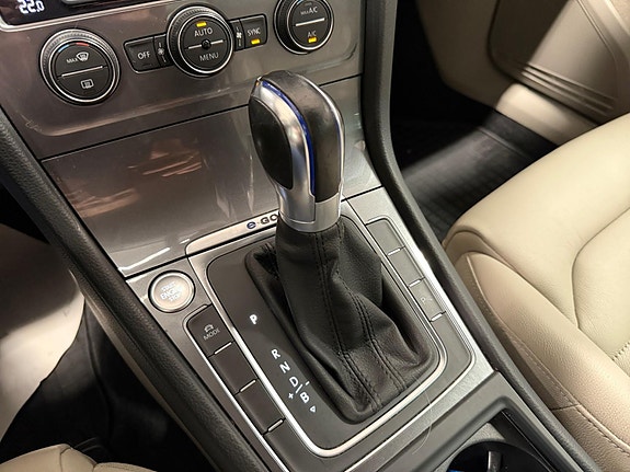 Volkswagen e-Golf VII 27 of 28