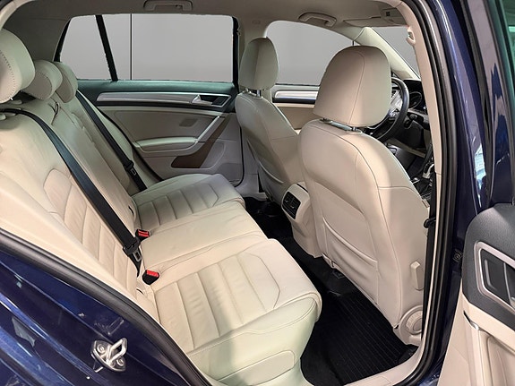 Volkswagen e-Golf VII 25 of 28