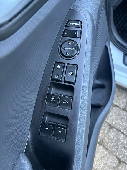 Hyundai IONIQ 11 of 22