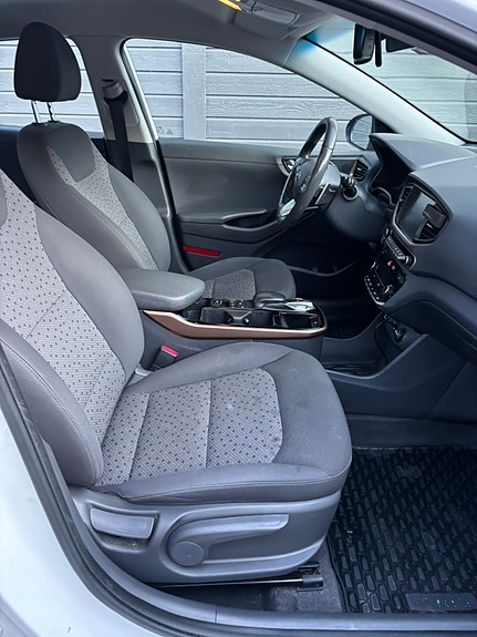 Hyundai IONIQ 16 of 22