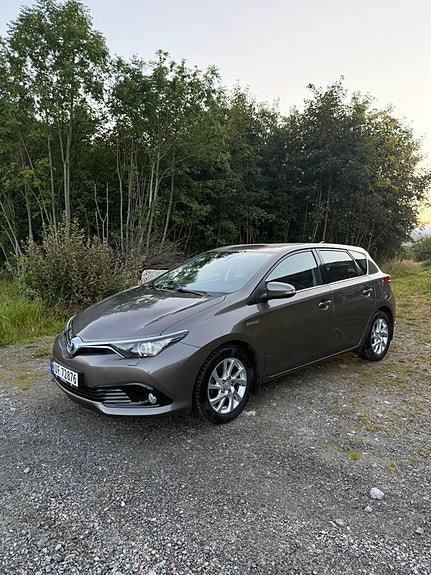 Toyota Auris 7 of 29