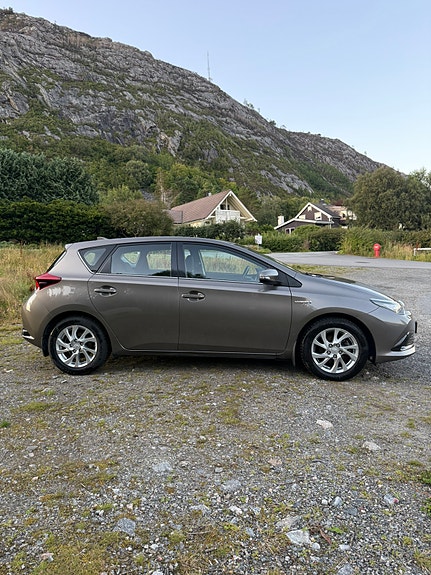 Toyota Auris 2 of 29