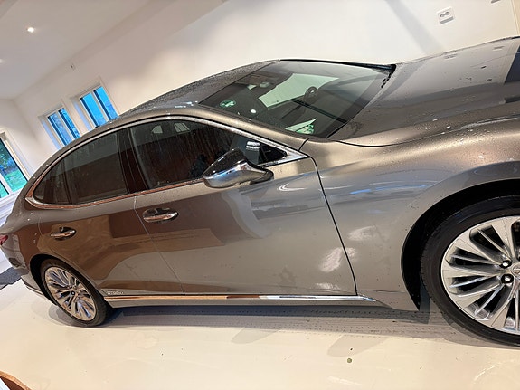 Lexus LS500h 13 of 13