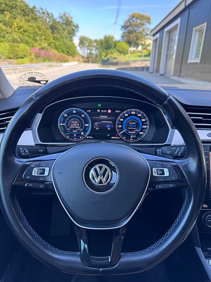 Volkswagen Passat 10 of 30