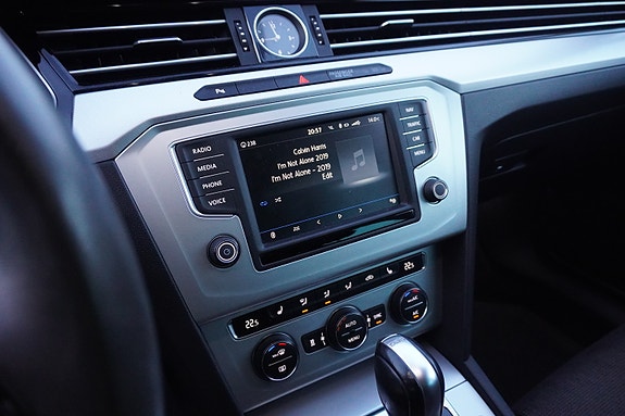 Volkswagen Passat 23 of 30