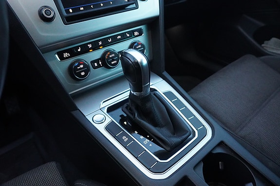 Volkswagen Passat 24 of 30