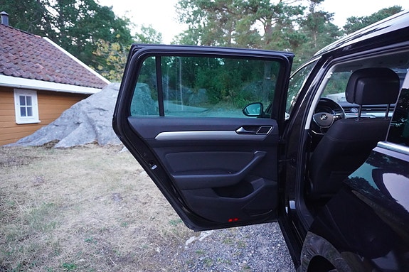 Volkswagen Passat 30 of 30