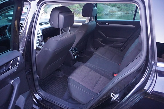 Volkswagen Passat 18 of 30