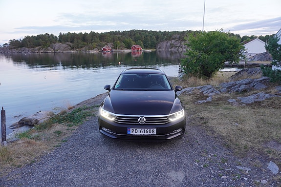 Volkswagen Passat 2 of 30