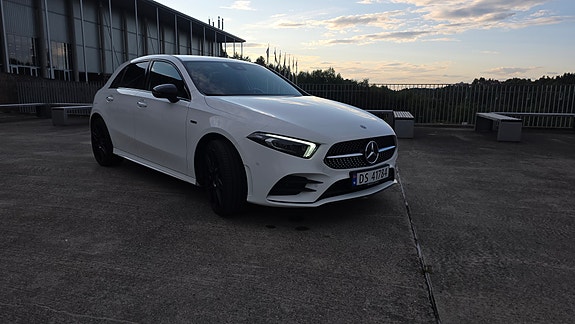 Mercedes-Benz A250 e 3 of 30