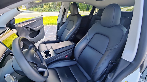 Tesla Model Y 27 of 30