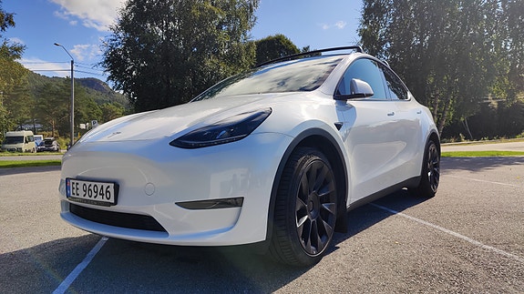 Tesla Model Y 9 of 30