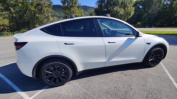 Tesla Model Y 5 of 30