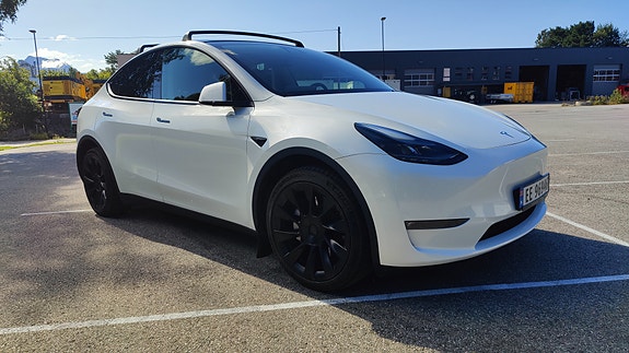 Tesla Model Y 7 of 30