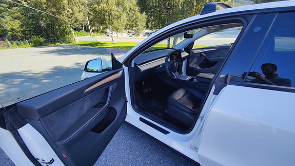 Tesla Model Y 21 of 30