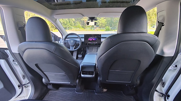 Tesla Model Y 24 of 30