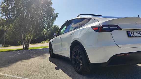 Tesla Model Y 16 of 30
