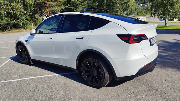Tesla Model Y 8 of 30