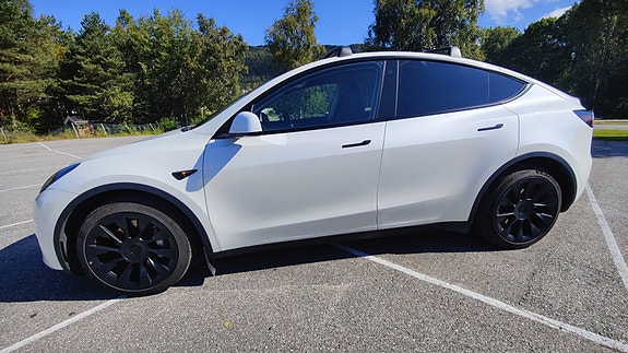 Tesla Model Y 18 of 30